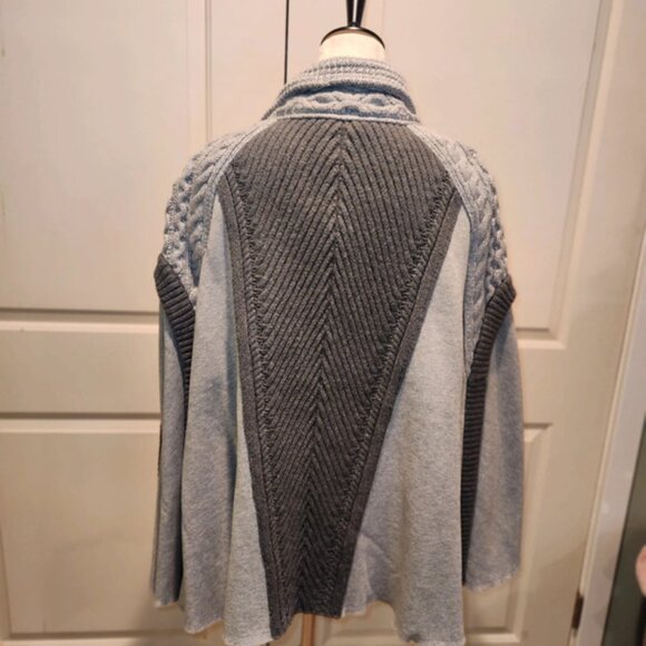 Burberry Knitted Cape - Picture 2 of 8